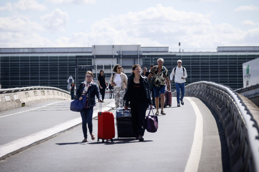 Letecký chaos v Európe: Zrušené lety, štrajk pilotov a meškanie. Nedostatok zamestnancov má aj letisko v Bratislave