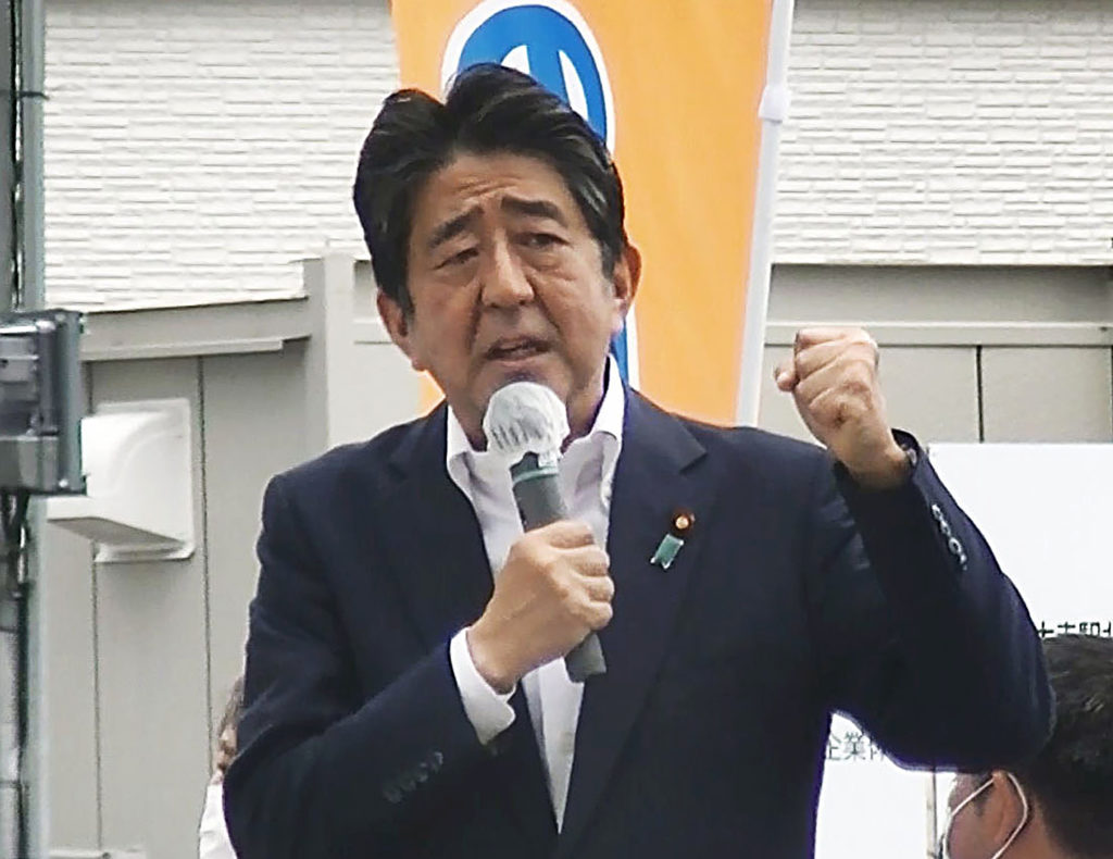 Japonský expremiér Šinzó Abe podľahol zraneniam. Atentát zachytila kamera