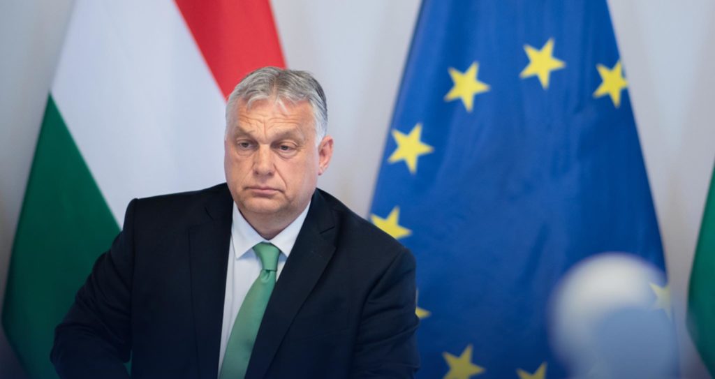 Orbán: Amerika neoslabuje, Čína posilňuje a Európa trpí