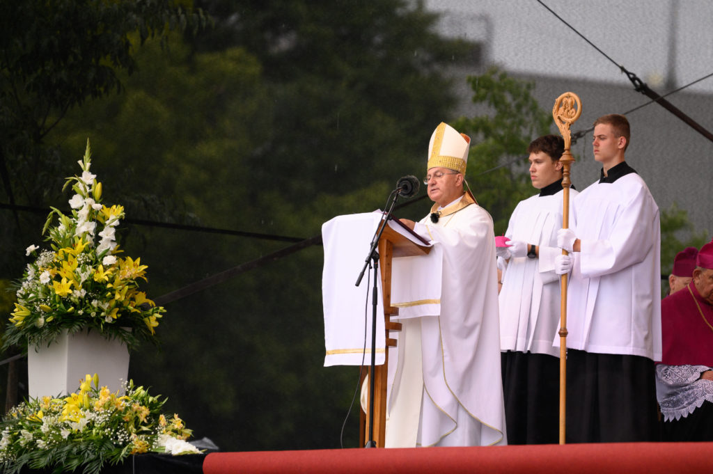 Cirkev chápe ako krivdu, že sa na jej prácu pozerá s opovrhnutím, vyhlásil arcibiskup Bober