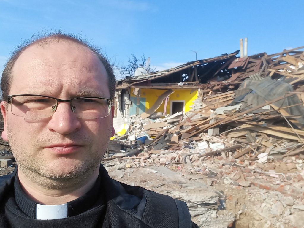 Ľudia na Ukrajine sa utiekajú k Cirkvi. Kňazi a rehoľníci sú v prvej línii pomoci