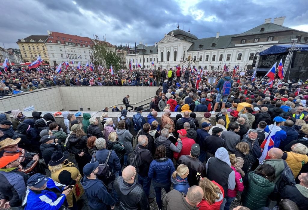 Pred Prezidentským palácom v Bratislave bol protivládny protest