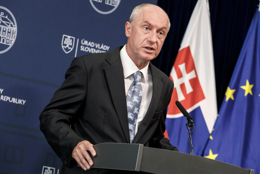 Brusel chce elektrinu zdaniť mimo Slovenska. Chceme dostať tieto peniaze domov, uviedol minister Hirman