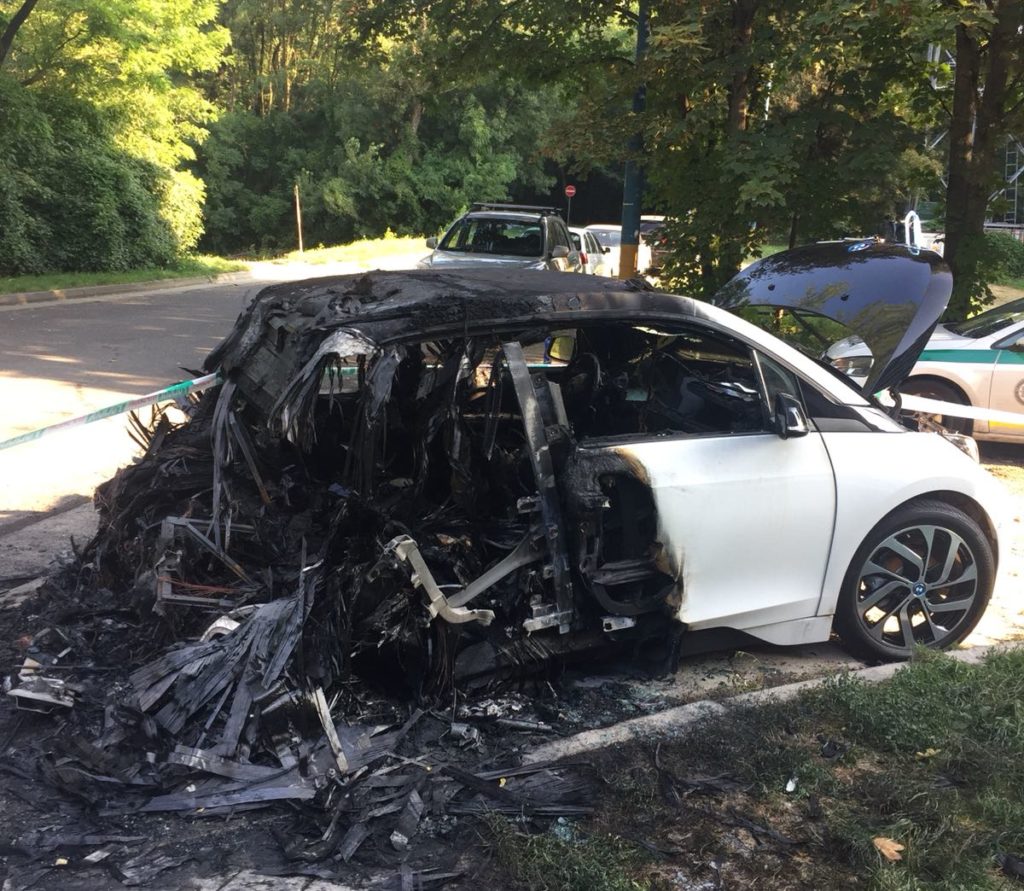 Hasiči: Hasenie požiaru elektromobilu môže trvať niekoľko desiatok minút až hodín