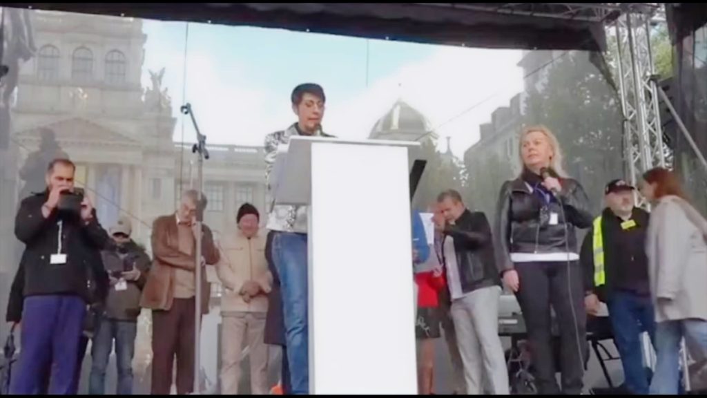 Tlmočníčka na pražskej demonštrácii prekrúcala slová nemeckej europoslankyne
