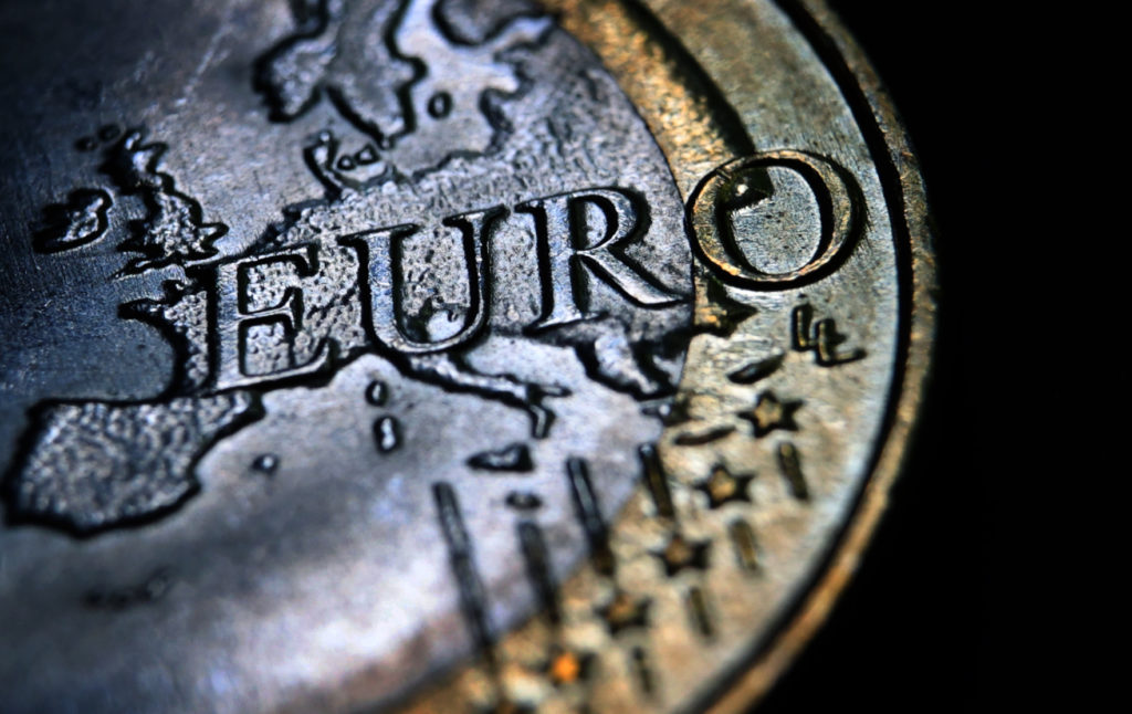Euro a libra ďalej oslabujú a dosahujú nové minimá