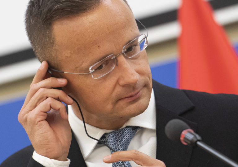 Szijjártó telefonoval s ruským vicepremiérom Novakom o spolupráci v energetike