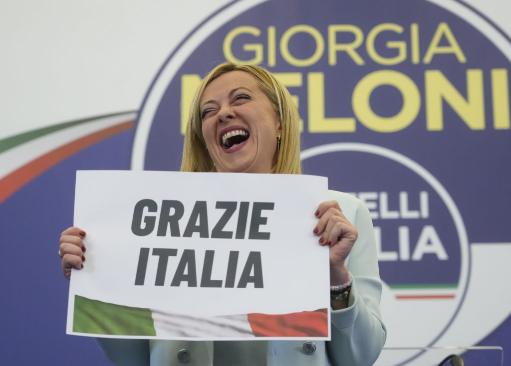Talianske voľby vyhral národnokonzervatívny blok. Meloniová sľubuje zjednotenie ľudu