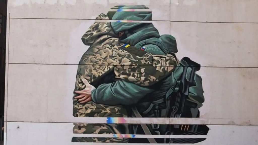 Namaľoval maľbu objímajúceho sa ruského a ukrajinského vojaka. Po protestoch ju musí premaľovať