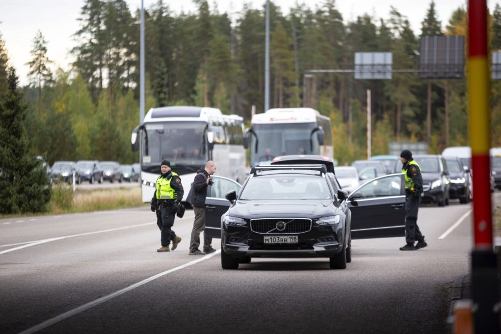Fínsko stále hlási zhustenú premávku na hraniciach s Ruskom