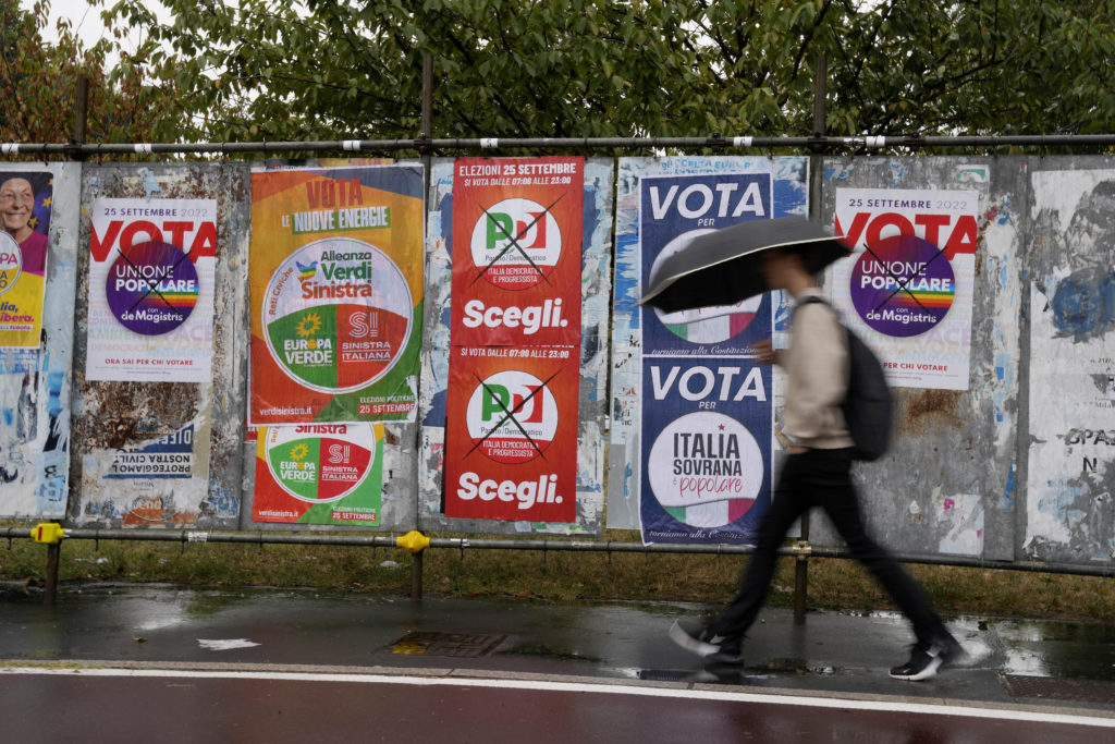 Taliansko: Prieskumy pred nedeľnými voľbami favorizujú národne orientovanú pravicu