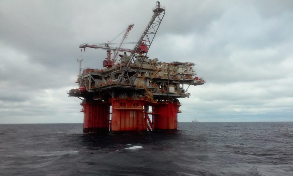K znižovaniu investícií do ťažby ropy na mori nedochádza, môžu za to vysoké ceny