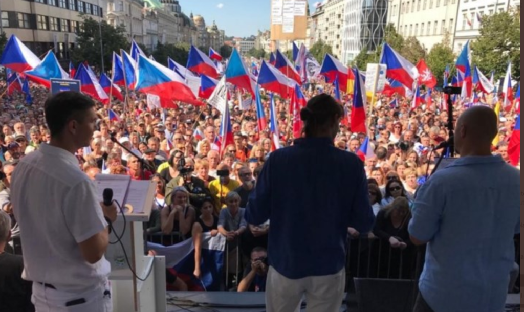Václavákom znela česká i slovenská hymna. V Prahe demonštrovalo 70-tisíc ľudí. Fiala hovorí o proruských silách