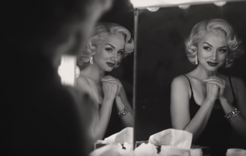 Film Blondínka z dielne Netflixu je posmešným zobrazením Marilyn Monroe