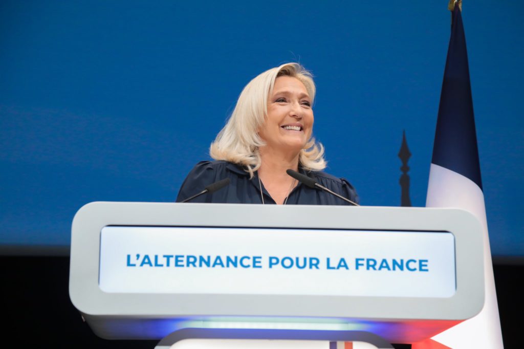 Le Penová mení DNA hnutia z antisystému na budúcu vládnu stranu