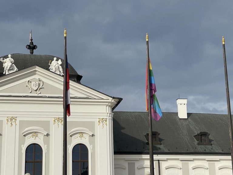 Čaputová vyvesila pred Prezidentský palác dúhovú vlajku