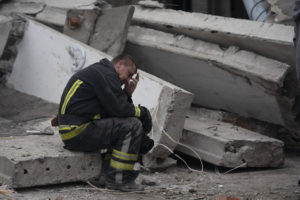Ukrajina: Dvadsať mŕtvych pri útoku na evakuačný konvoj v Charkovskej oblasti
