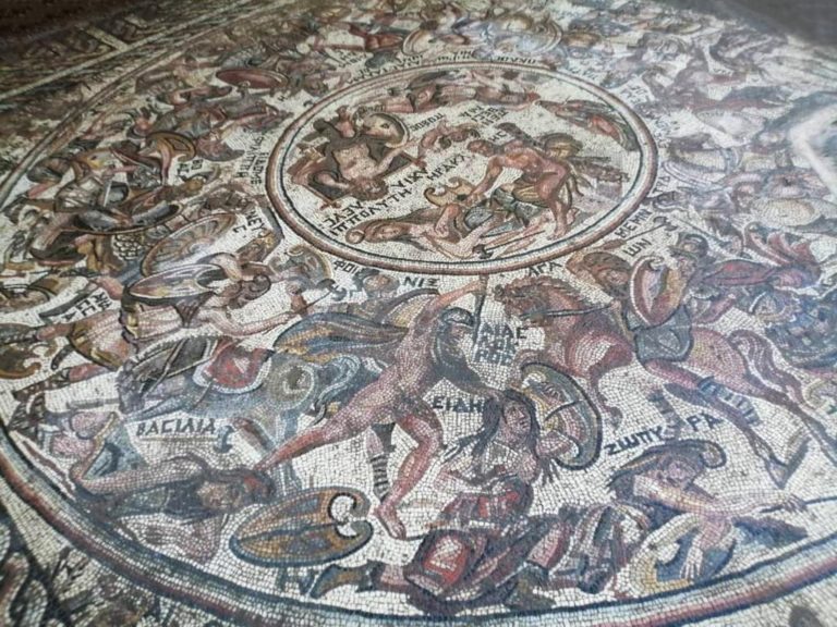Vo vojnou zmietanom sýrskom meste odkryli prekrásnu rímsku mozaiku. Znázorňuje Trójsku vojnu