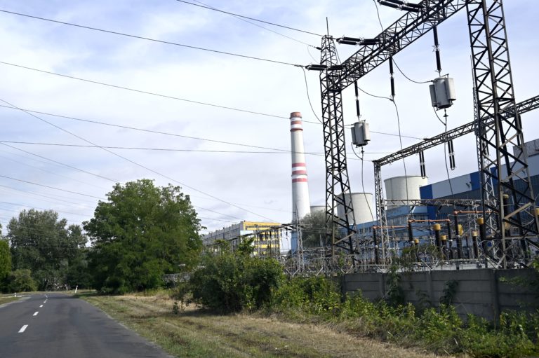 Domácnosti by mali mať silovú elektrinu za zastropovanú cenu aj v budúcom roku