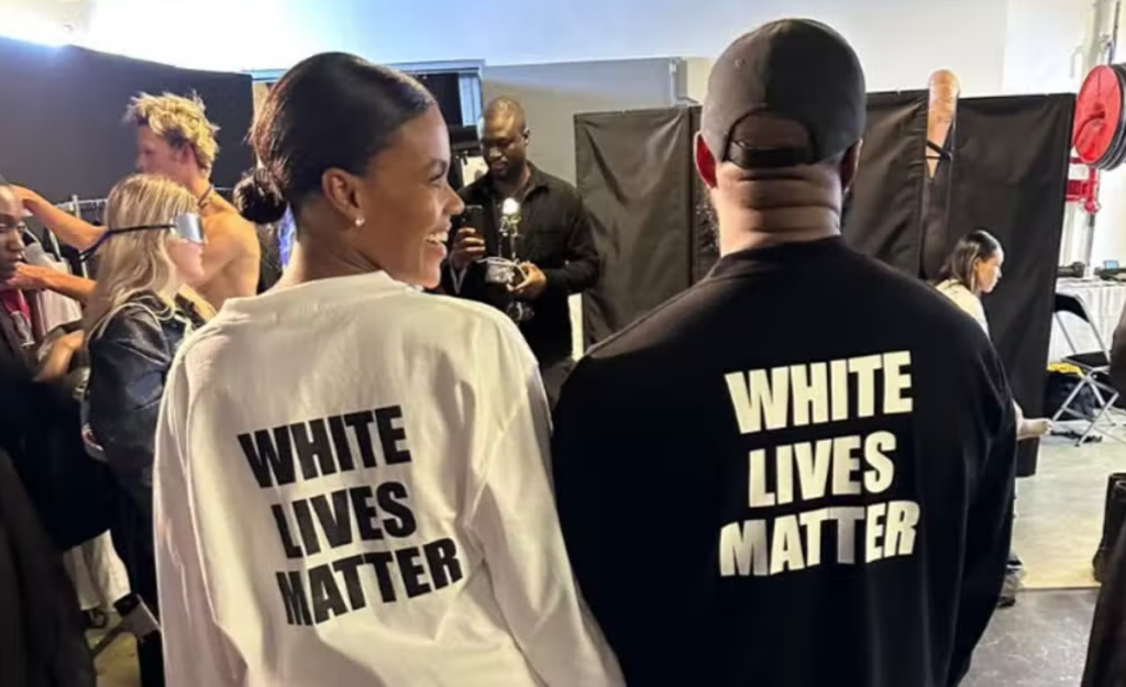 Raper Kanye West sa v Paríži objavil v tričku White Lives Matter. BLM nazval podvodom