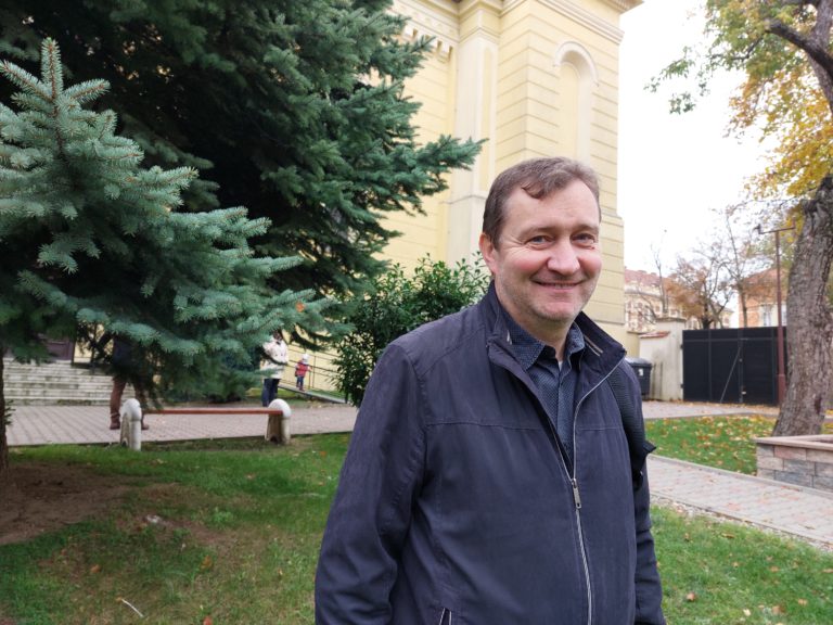 Kňaz Marko Rozkoš: Homosexualita je zranenie, ale cirkev ponúka lepšiu pomoc ako dúhové okuliare