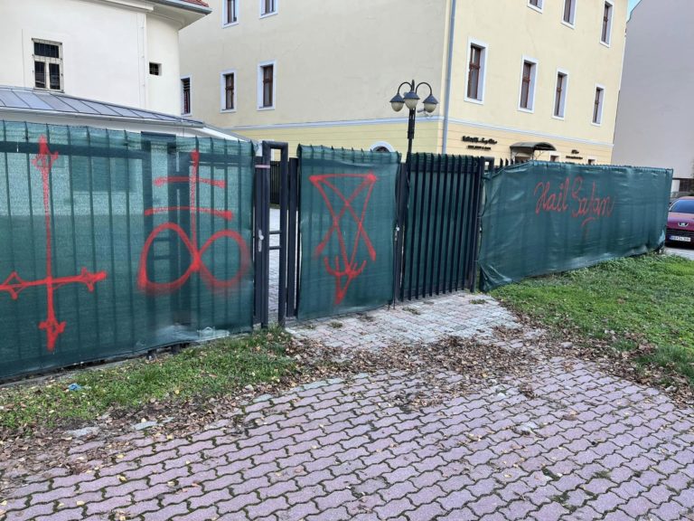 Oplotenie kostolíka v Banskej Bystrici vandali posprejovali satanistickými odkazmi