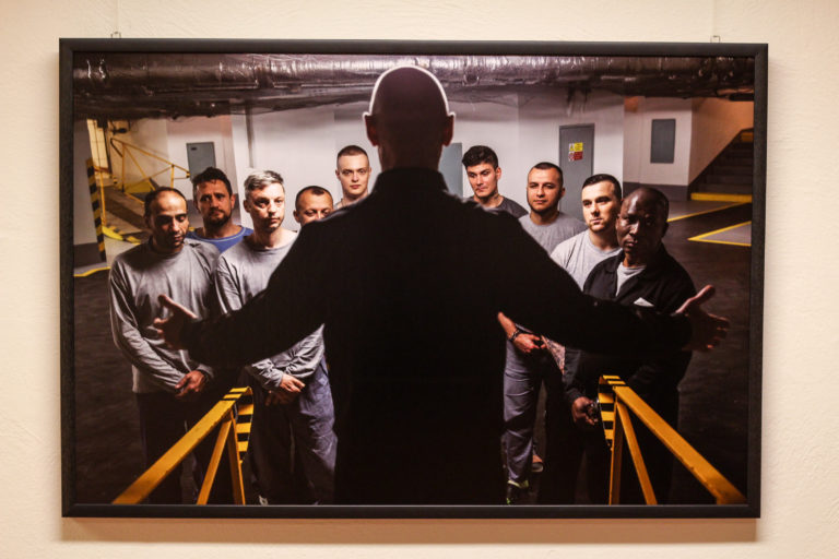 Výstava Z tmy do svetla fotografa Jindřicha Štreita odstraňuje mreže medzi duchovným svetom a životom väzňov