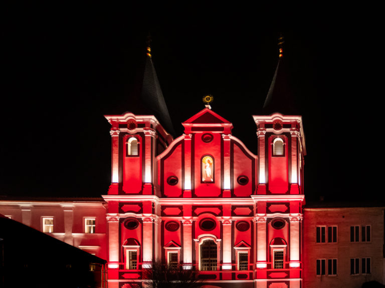 Červená streda: Slovensko žiarilo načerveno, ľudia sa postavili za slobodu vierovyznania