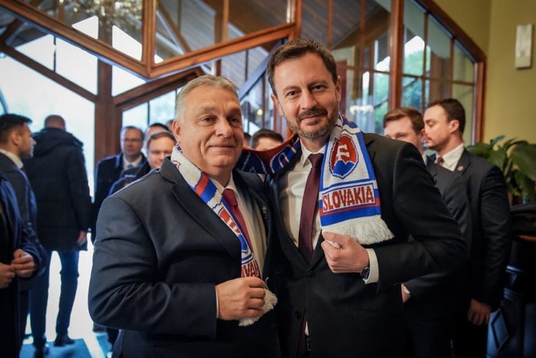 Všimol som si, že má starý šál, preto som mu podaroval nový, podpichol Heger Orbána