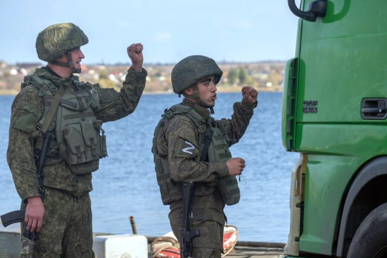 Ruskí vojnoví blogeri tvrdia, že armáda dokončila ústup z Chersonu za Dneper. Antonovský most vyhodili do vzduchu