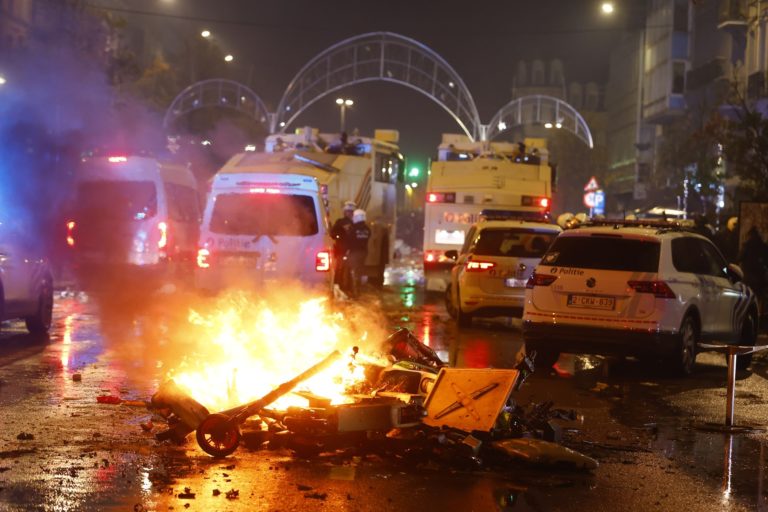 V Bruseli po prehre s Marokom vypukli nepokoje, fanúšikovia zaútočili na políciu