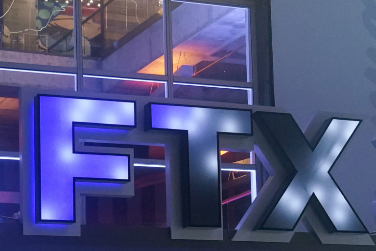 Zakladateľa skrachovanej burzy kryptomien FTX obvinili z poskytnutia 40-miliónového úplatku
