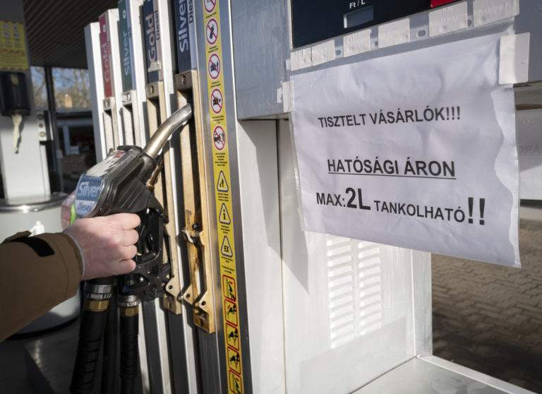 Maďari zrušili cenový strop na naftu a benzín. Na pumpách už nebol dostatok paliva
