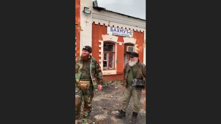 Ruská televízia sa pochválila obsadením stanice v Bachmute. Na videu však pózovali úhlavní nepriatelia Kremľa
