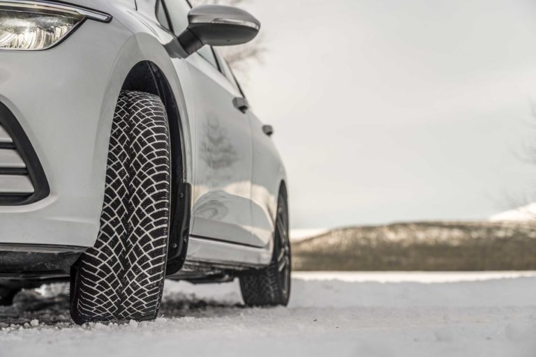 Kde sú v Európe povinné zimné pneumatiky a ako v tomto období jazdiť bezpečnejšie