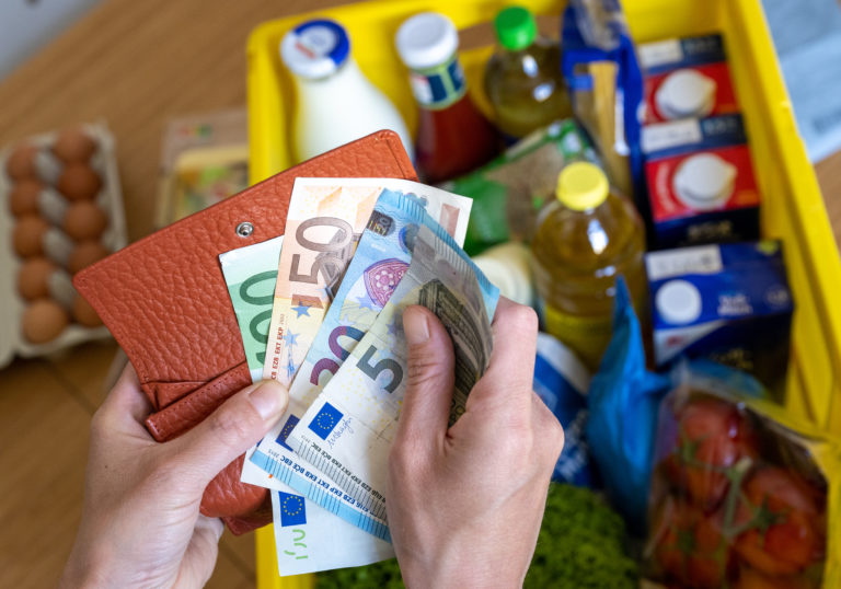 Finančná situácia Slovákov sa zhoršuje. Ľudia obmedzujú spotrebu a siahajú na úspory