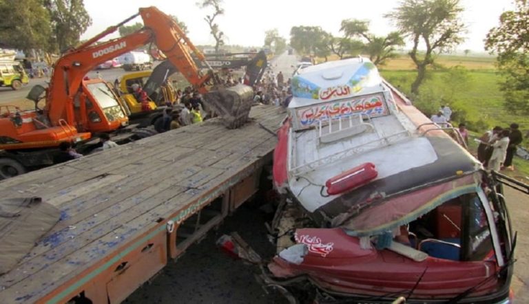 Pri páde autobusu z mosta v Pakistane zomrelo 40 ľudí
