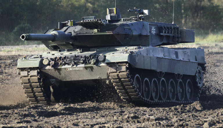 Leopardy na Ukrajinu? Prečo Berlín váha s ich dodávkami