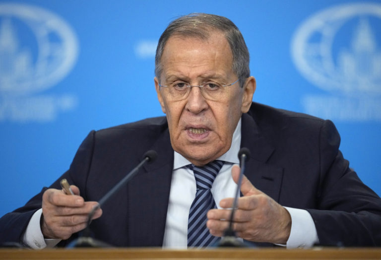Lavrov čínskemu vyslancovi povedal, že mieru na Ukrajine bránia „vážne prekážky“