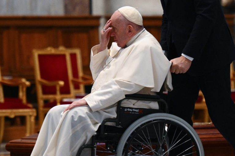 Pápež si na pohrebe kardinála Pella utrel zaslzené oči. František sa lúčil so svojím veľkým kritikom