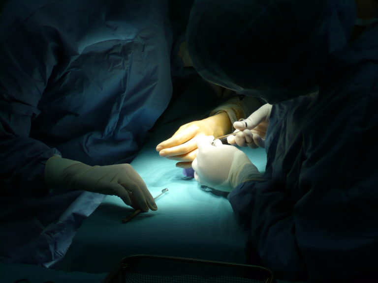 Stovky zákrokov s použitím implantátov z mŕtvych ľudí. Rumunský lekár čelí viacerým obvineniam