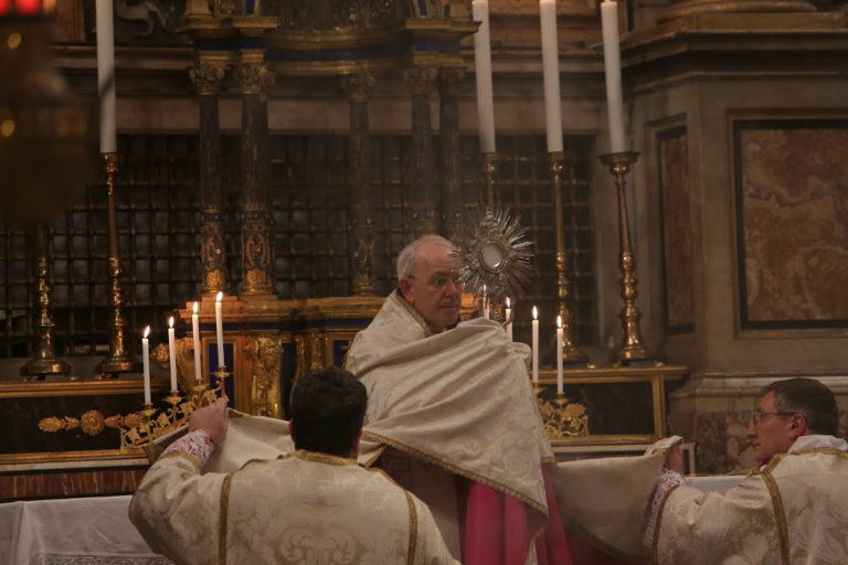 Vatikán preskúma povolenia na slávenie predkoncilovej omše