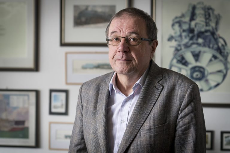 Profesor Macek: Kto si kúpi nákupnú tašku za 25-tisíc eur, keď tá so spaľovacím motorom stála polovicu?