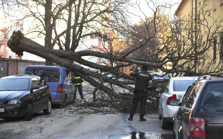 Husté sneženie a neupravené cesty komplikujú dopravu. Silný vietor na strednom Slovensku spôsobil výpadky elektriny