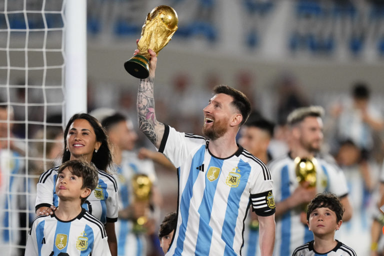 Messi strelil 800. gól v profesionálnej kariére, Argentínčania oslávili s fanúšikmi titul majstrov sveta