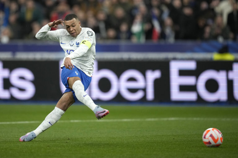Kvalifikácia na EURO: Francúzi rozdrvili Holandsko 4:0, rekordný Ibrahimovič