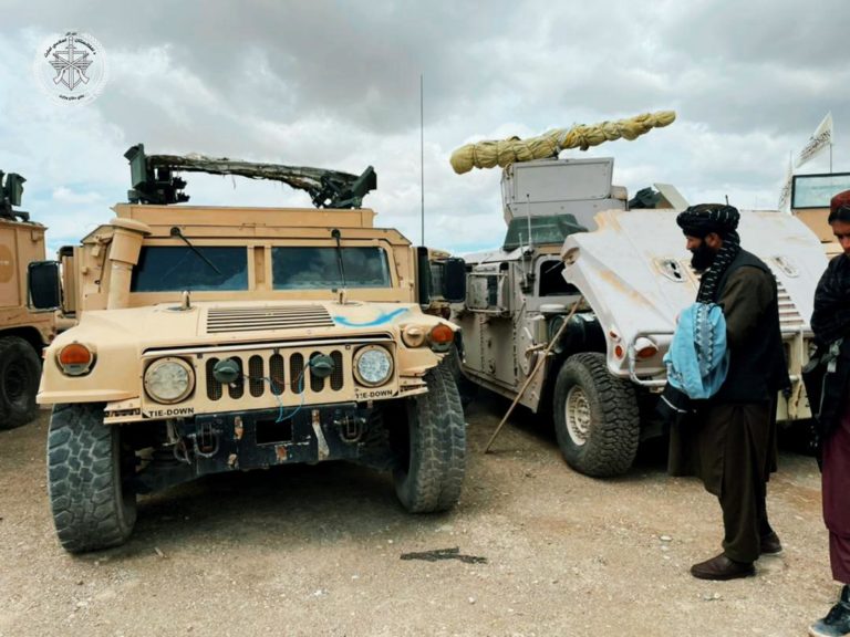 Taliban sa chváli arzenálom. Vraj sa mu podarilo sfunkčniť stovky amerických bojových vozidiel