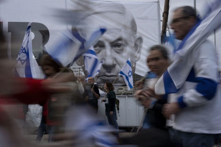 Izrael: Netanjahuova strana podala trestné oznámenie na novinára i účastníkov protestov