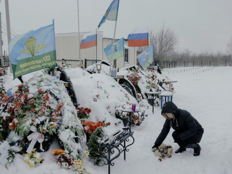 New York Times: Ich synovia bojujú na Ukrajine, niektorí už padli. Prečo matky ruských vojakov za to nevinia Putina