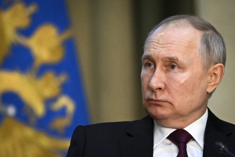 Ak Západ dodá Ukrajine muníciu s ochudobneným uránom, použije ju aj Rusko, tvrdí Putin